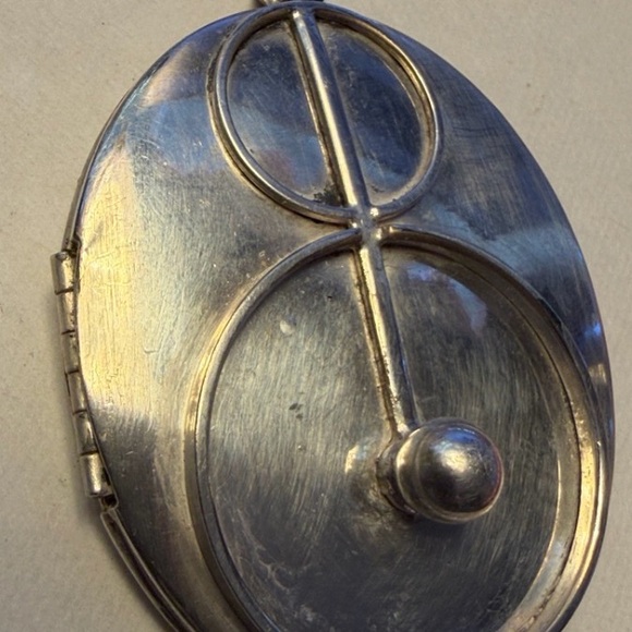 VINTAGE Art Deco MODERNIST CIRCULAR MOTIF LARGE SILVER LOCKET - Picture 1 of 4